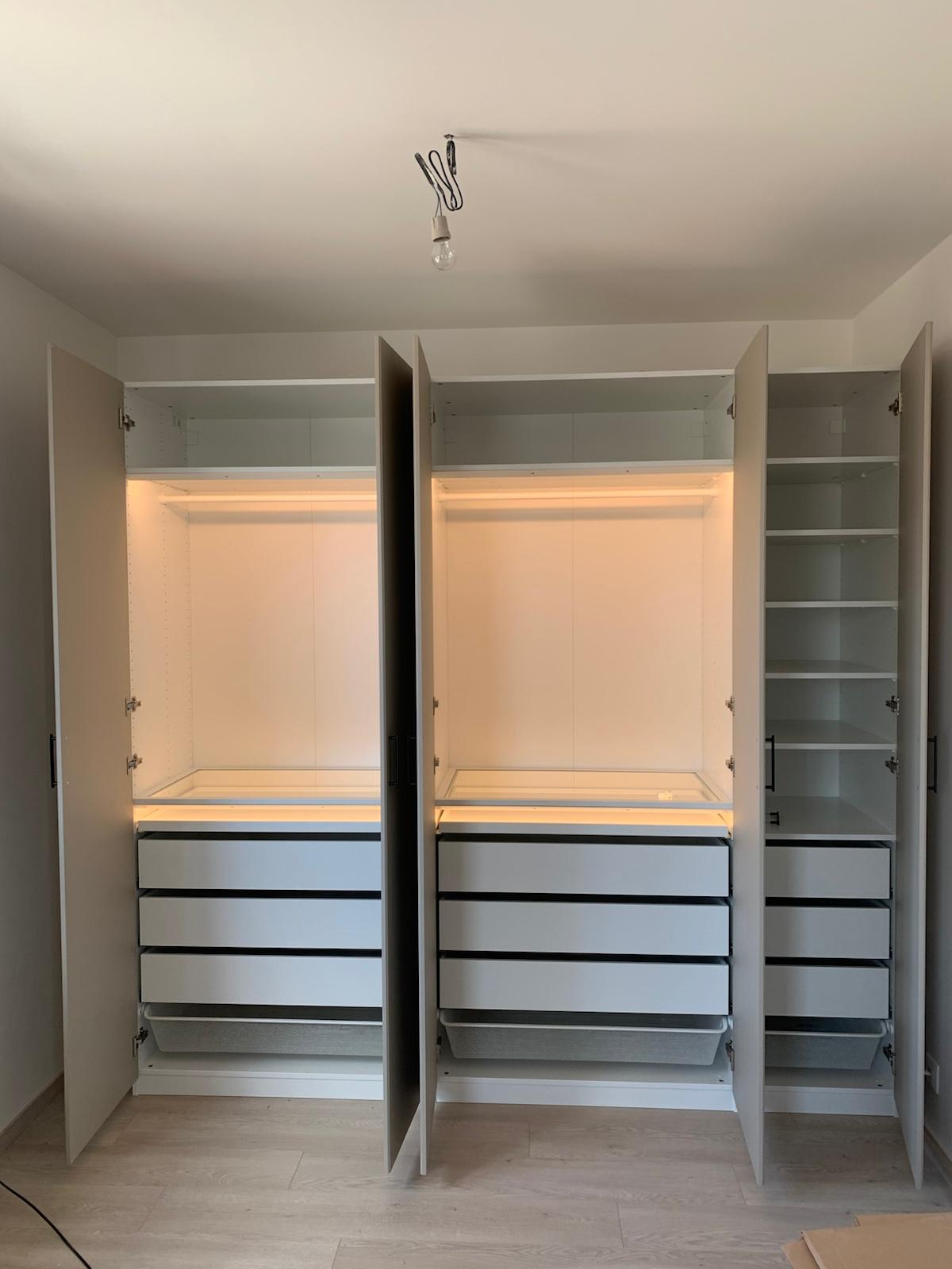 Šatní skříň PAX s LED osvětlením